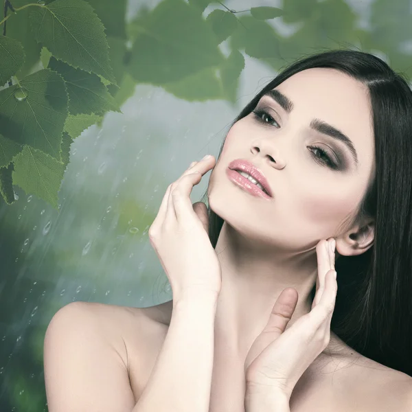 Retrato feminino sobre fundo natural — Fotografia de Stock