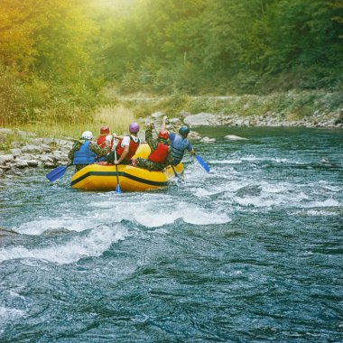 Nehirde rafting insanlar