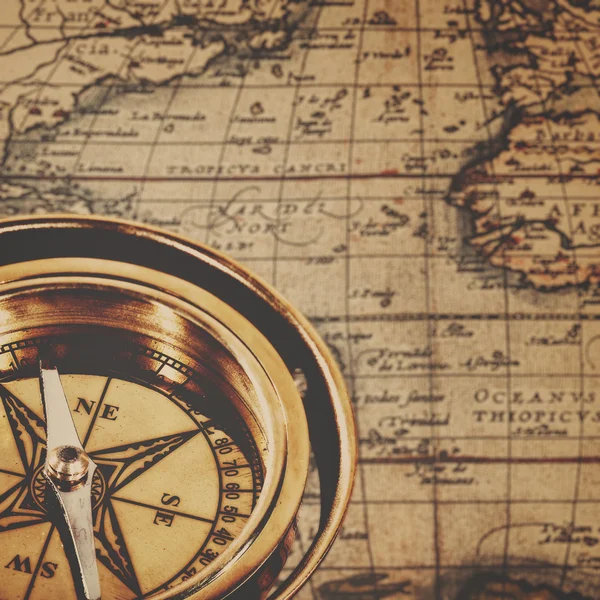 Retro-Messingkompass über antike Landkarte — Stockfoto