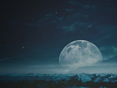 Karlı Dağların üzerinden moon