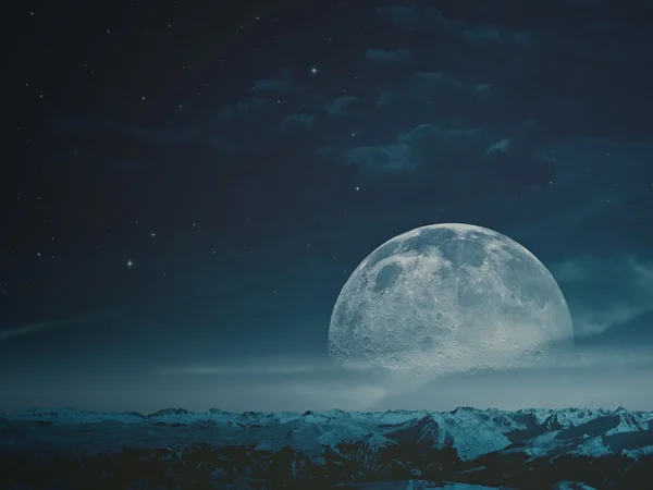 Luna sobre montañas nevadas — Foto de Stock