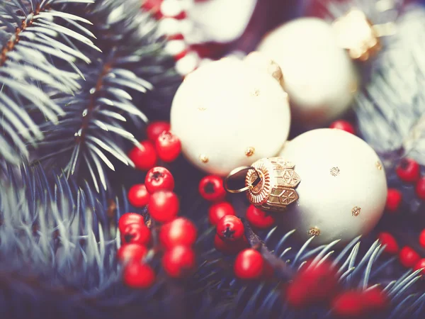 Julpynt och röda bär — Stockfoto