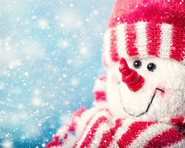 Divertido retrato de muñeco de nieve contra nevadas — Foto de Stock