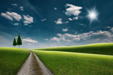 Yeşil tepelerin üzerinden yol