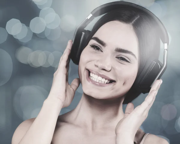 Flicka höra musik med headsetet — Stockfoto