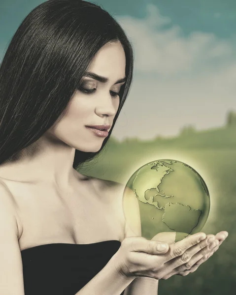 Mujer con globo terráqueo en sus manos — Foto de Stock