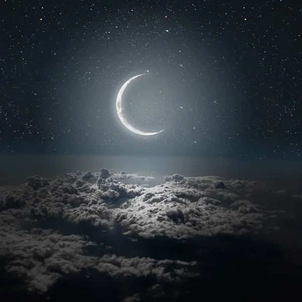 Fundos céu noturno com estrelas e lua e nuvens. madeira . — Fotografia de Stock