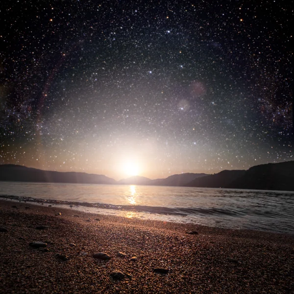 Monat auf einem Sternenhimmel, der sich im Meer spiegelt. — Stockfoto