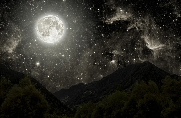 산. 별 과 달 과 구름 이 배경을 이루는 밤하늘. — 스톡 사진
