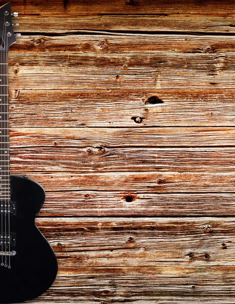 나무 배경에 검은 일렉트릭 기타 — 스톡 사진