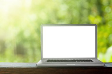 Yeşil bokeh backrounds üstünde laptop.