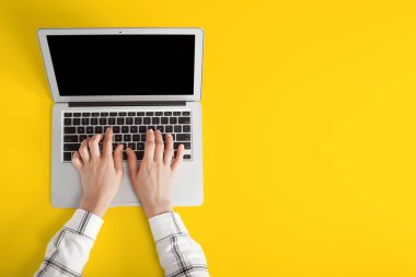 İnsanlar karatahta arkaplanındaki renk tablosu için dizüstü bilgisayarla çalışırlar.