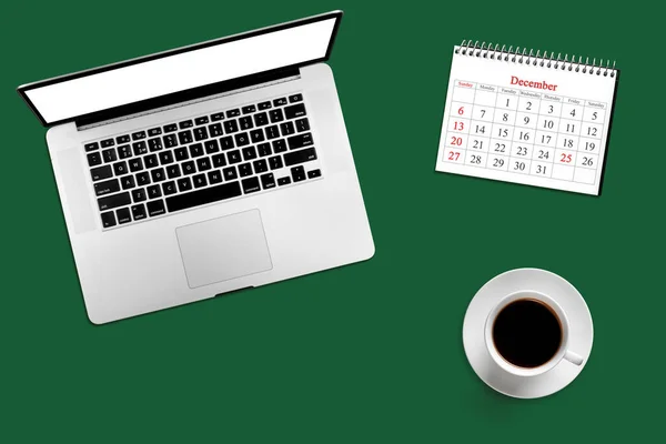 Bureaublad Met Computer Koffie Kalender Voor December — Stockfoto
