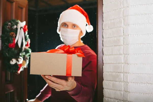 Mensageiro Entrega Presente Véspera Natal Uma Máscara Coronavírus — Fotografia de Stock