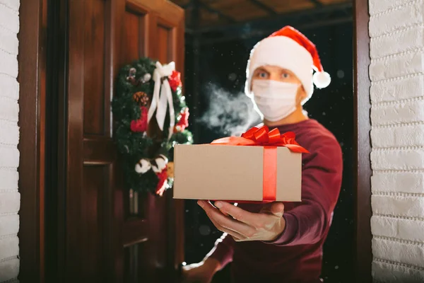 Kurier Bringt Heiligabend Ein Geschenk Maske Vom Coronavirus — Stockfoto