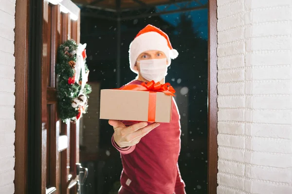 Kurier Bringt Heiligabend Ein Geschenk Maske Vom Coronavirus — Stockfoto