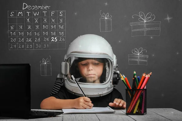 Enfant Étudie Distance École Portant Casque Astronaute Contsept Noël — Photo