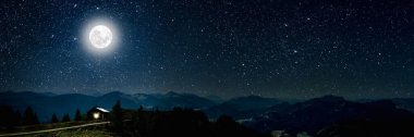 Dağ. Arkaplan gece gökyüzü yıldızlar, ay ve bulutlarla.