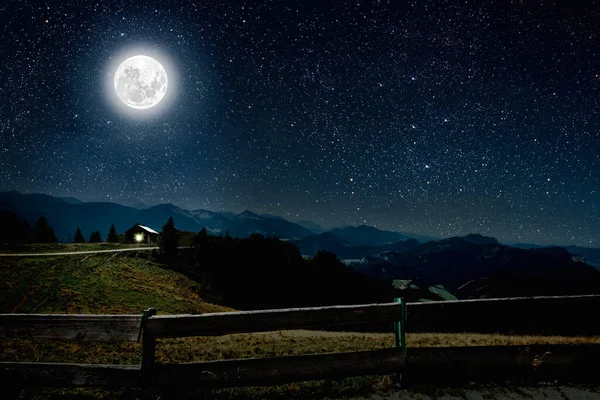 Montanha Fundos Céu Noturno Com Estrelas Lua Nuvens — Fotografia de Stock