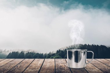 Arka planda, masanın üstünde sıcak kahve.