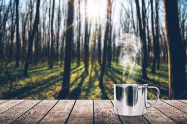 Arka planda, masanın üstünde sıcak kahve.