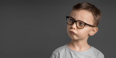 çocuk beyaz arkaplanda geniş açı merceğine bakıyor