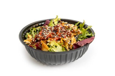 Beyaz arka planda tek kullanımlık kasede hafif atıştırmalıklar.