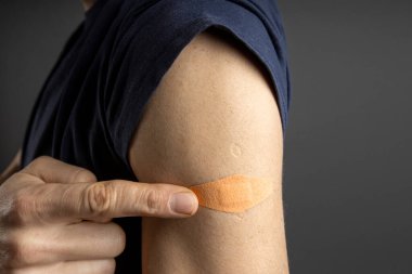 Adam koronavirüs aşısını tanıttı.