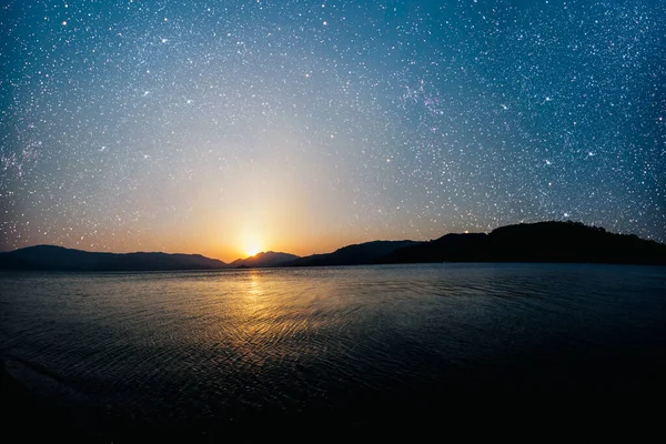 Monat Auf Einem Sternenhimmel Der Sich Meer Spiegelt — Stockfoto