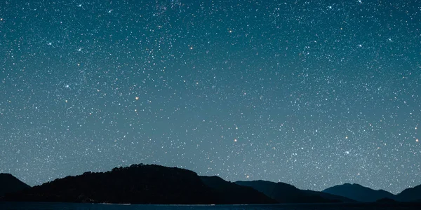 Mes Sobre Cielo Estrellado Fondo Reflejado Mar — Foto de Stock