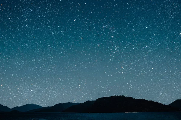 Mes Sobre Cielo Estrellado Fondo Reflejado Mar — Foto de Stock