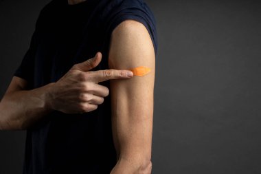 Adam koronavirüs aşısını tanıttı.