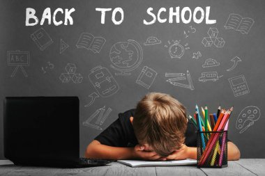 Çocuk, astronot kaskı takarak okulda uzaktan çalışıyor. Okula geri dön.