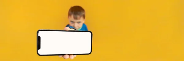 Criança Segura Telefone Sua Mão Para Publicidade Fundo Amarelo Cor — Fotografia de Stock