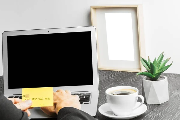 Pessoas Senta Trabalho Com Computador Portátil Para Uma Mesa Madeira — Fotografia de Stock