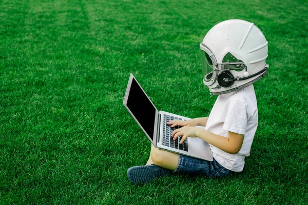 Enfant Est Assis Sur Herbe Dans Casque Astronaute Étudie Sur — Photo