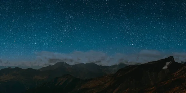 Hegy Hátterek Éjszakai Csillagokkal Holddal Felhőkkel — Stock Fotó