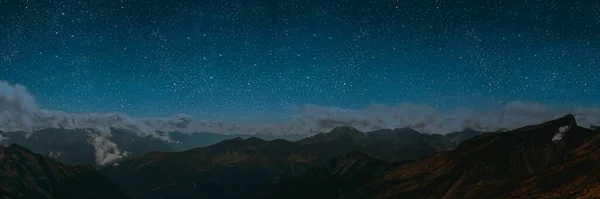 Hegy Hátterek Éjszakai Csillagokkal Holddal Felhőkkel — Stock Fotó