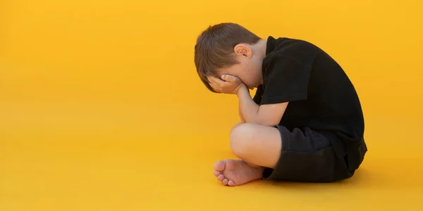 Niño Cuya Depresión Está Sentado Suelo Color — Foto de Stock