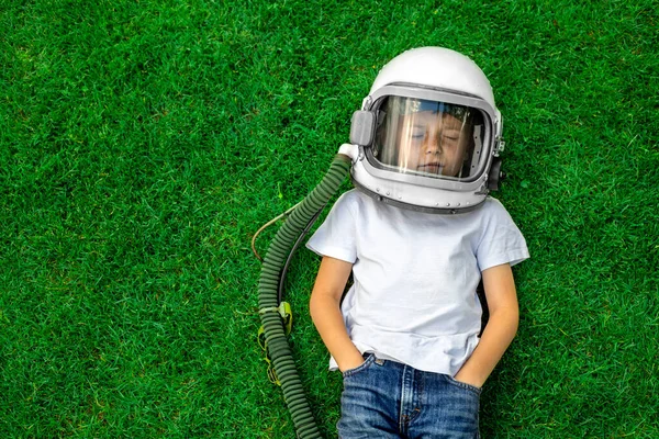 Ребенок Лежит Траве Шлеме Астронавта Мечтает Великих Достижениях — стоковое фото