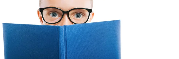 Kind Leest Een Boek Tegen Een Heldere Muur — Stockfoto