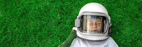 Een Kind Ligt Het Gras Met Een Astronautenhelm Droomt Van — Stockfoto