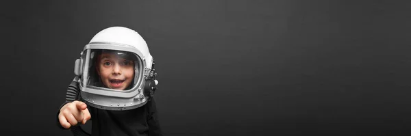 宇宙飛行士のヘルメットをかぶって学校に戻り 宇宙飛行士になる予定です — ストック写真