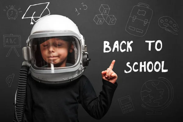 Παιδί Σχεδιάζει Πάει Πίσω Στο Σχολείο Φορώντας Κράνος Αστροναύτη Για — Φωτογραφία Αρχείου