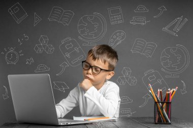 Çocuk okulda uzaktan öğrenim görüyor. Okula geri dön.