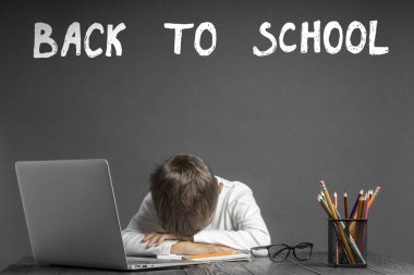 Çocuk okulda uzaktan öğrenim görüyor. Okula geri dön.