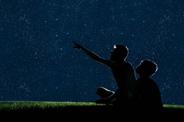 Папа Сын Сидят Траве Ночью Смотрят Ночное Небо — стоковое фото