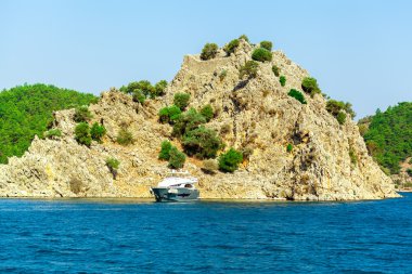 açıklarında demirleyen yat