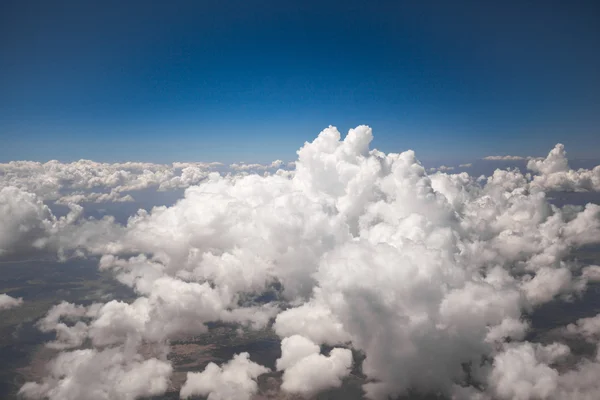 Nuvole bianche sopra il cielo blu — Foto Stock