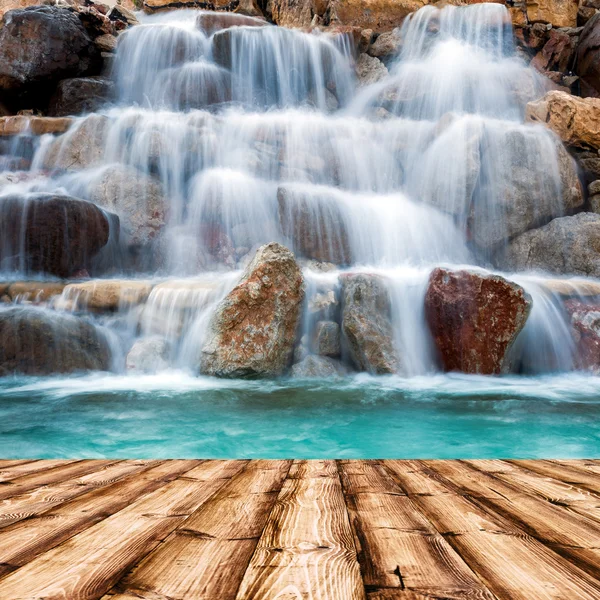 木製の織り目加工の背景を持つ滝 — ストック写真